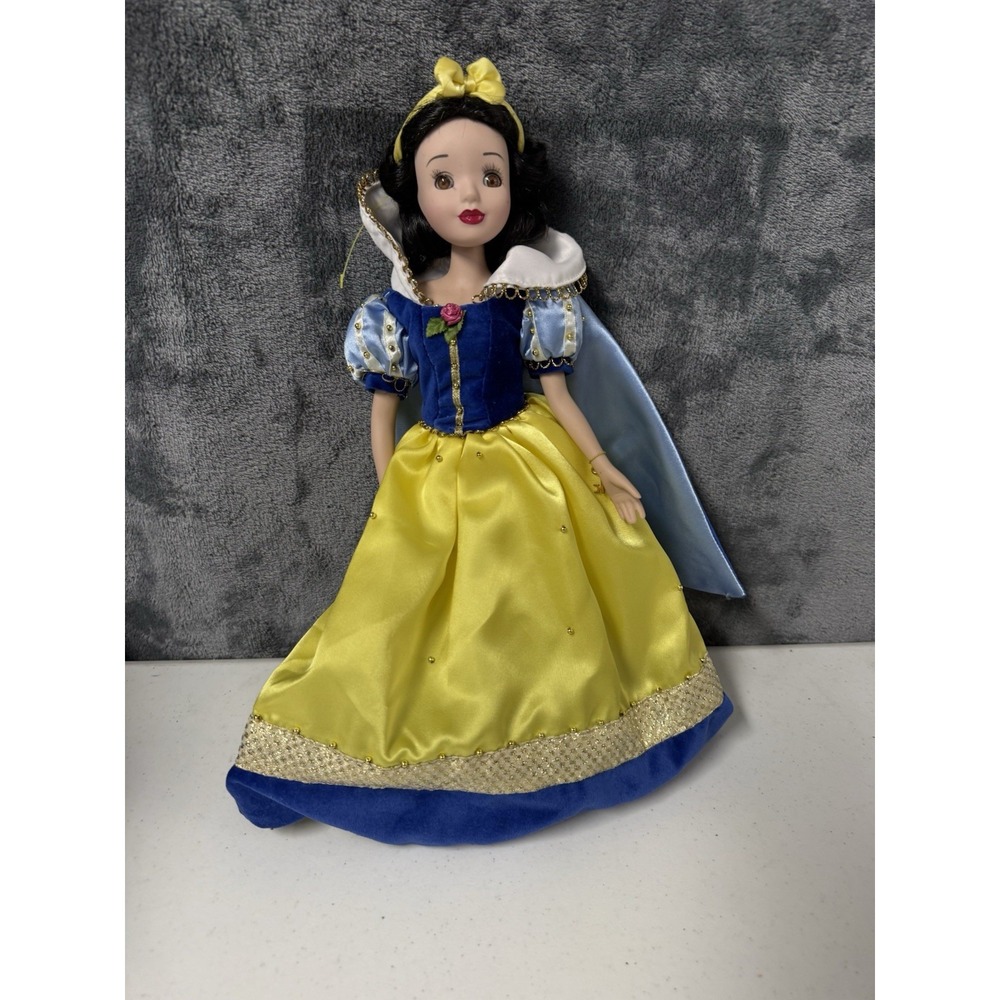 Collectible! Disney Snow White Porcelain Doll 12". Brass Key Keepsake Princess.